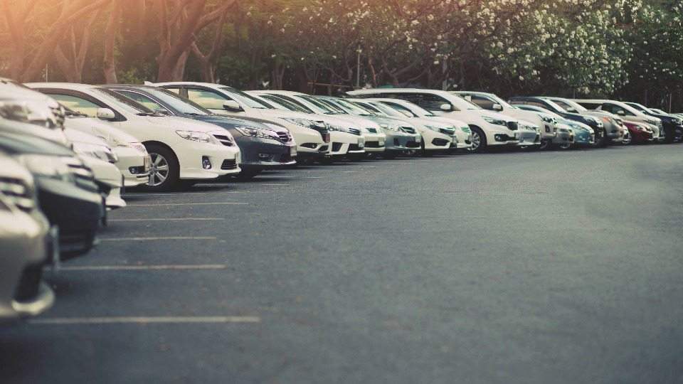 Fahrzeuge warten auf Abholung und Ankauf auf dem Autohof von Auto verkaufen Bad-Berleburg
